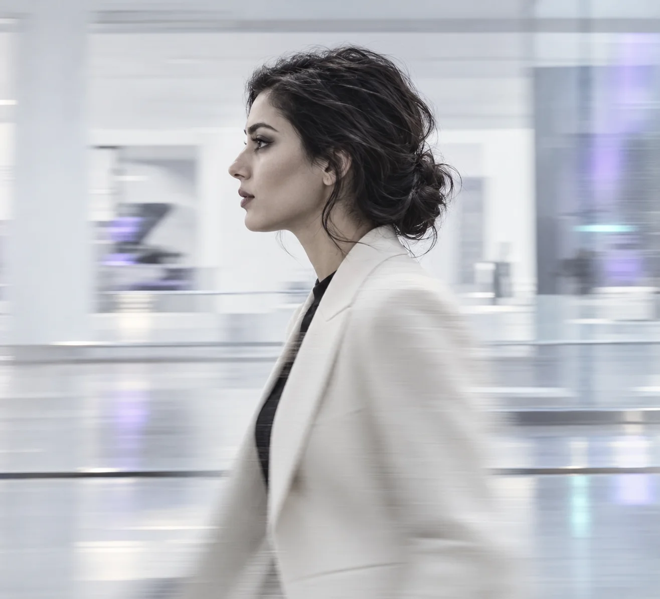 Walking profile in a modern gallery